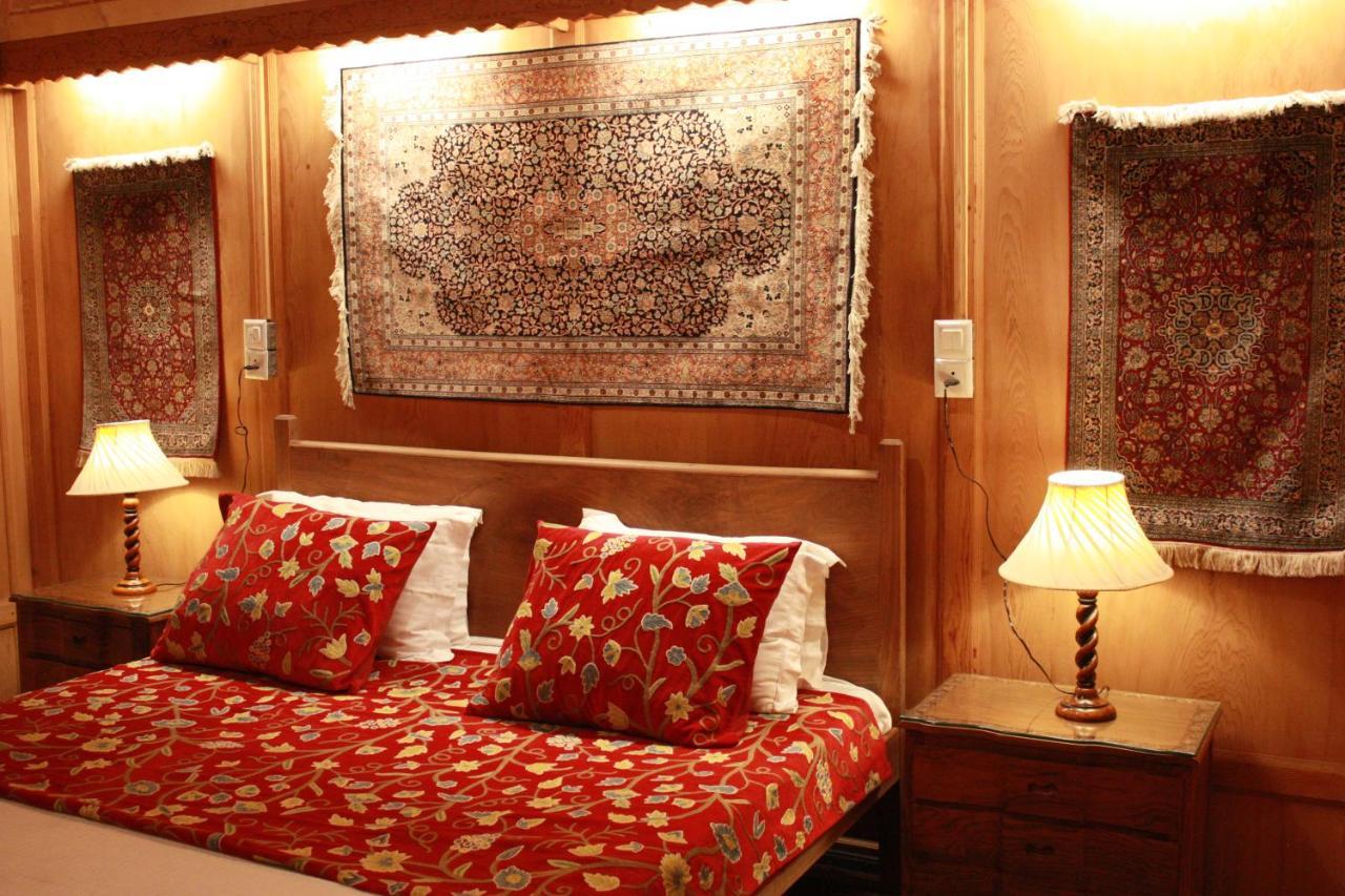 Khilona Luxury Heritage Houseboats Srīnagar Esterno foto