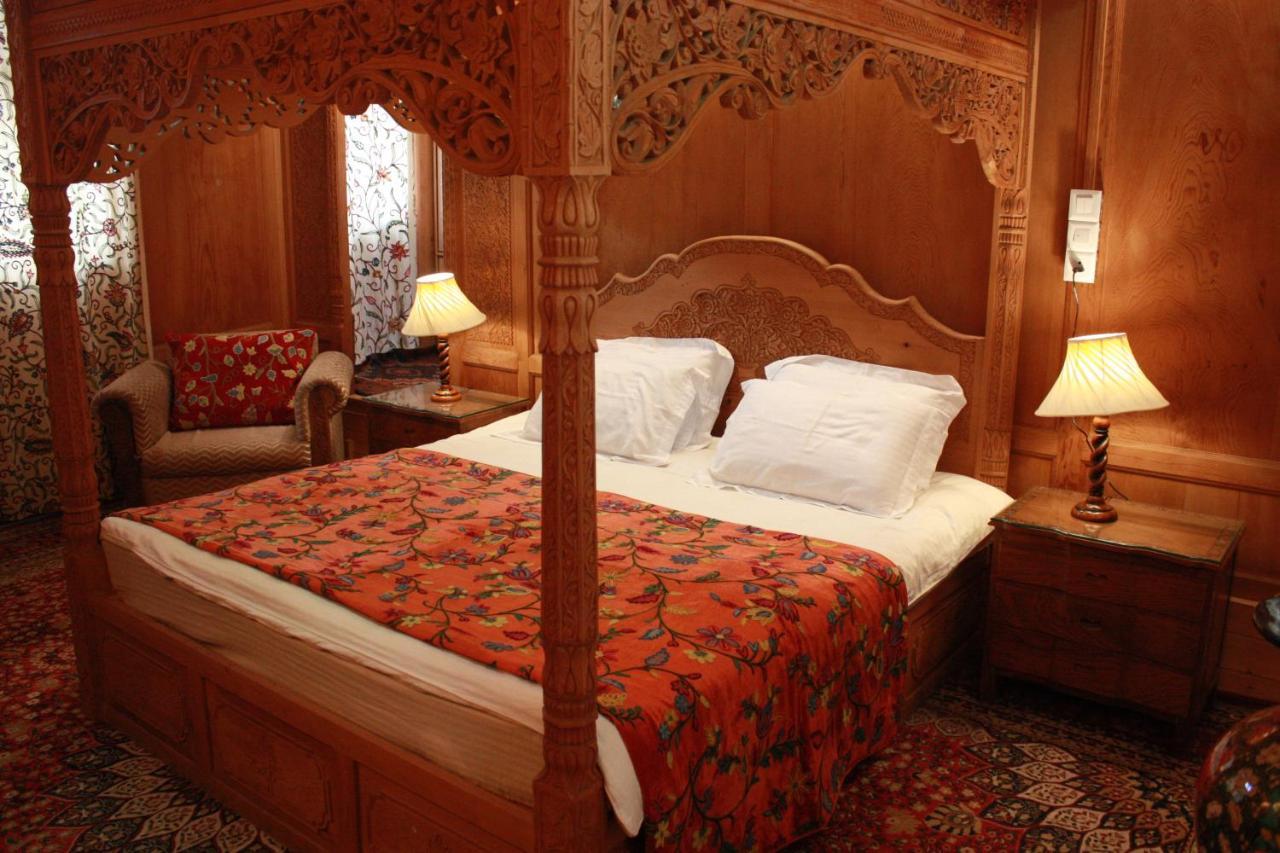 Khilona Luxury Heritage Houseboats Srīnagar Esterno foto