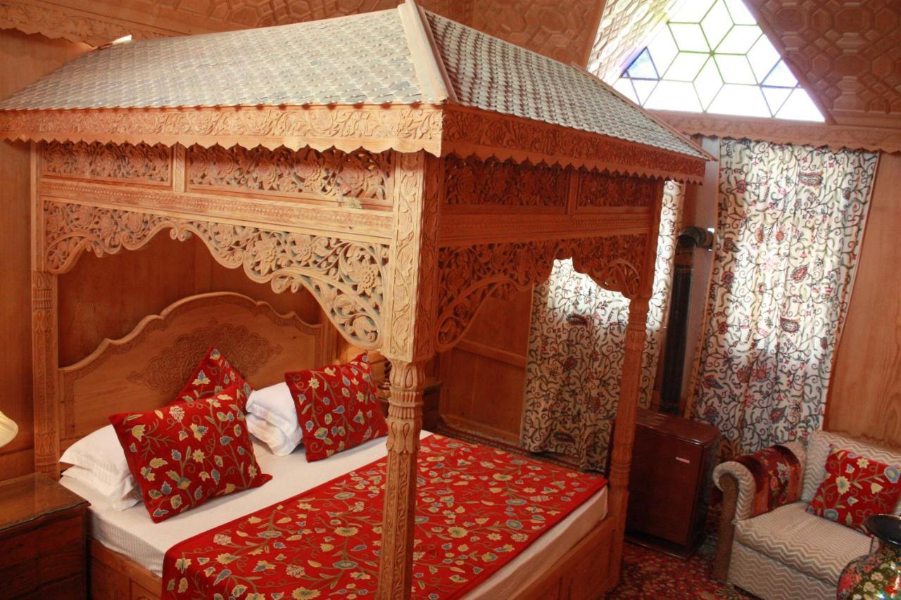 Khilona Luxury Heritage Houseboats Srīnagar Esterno foto