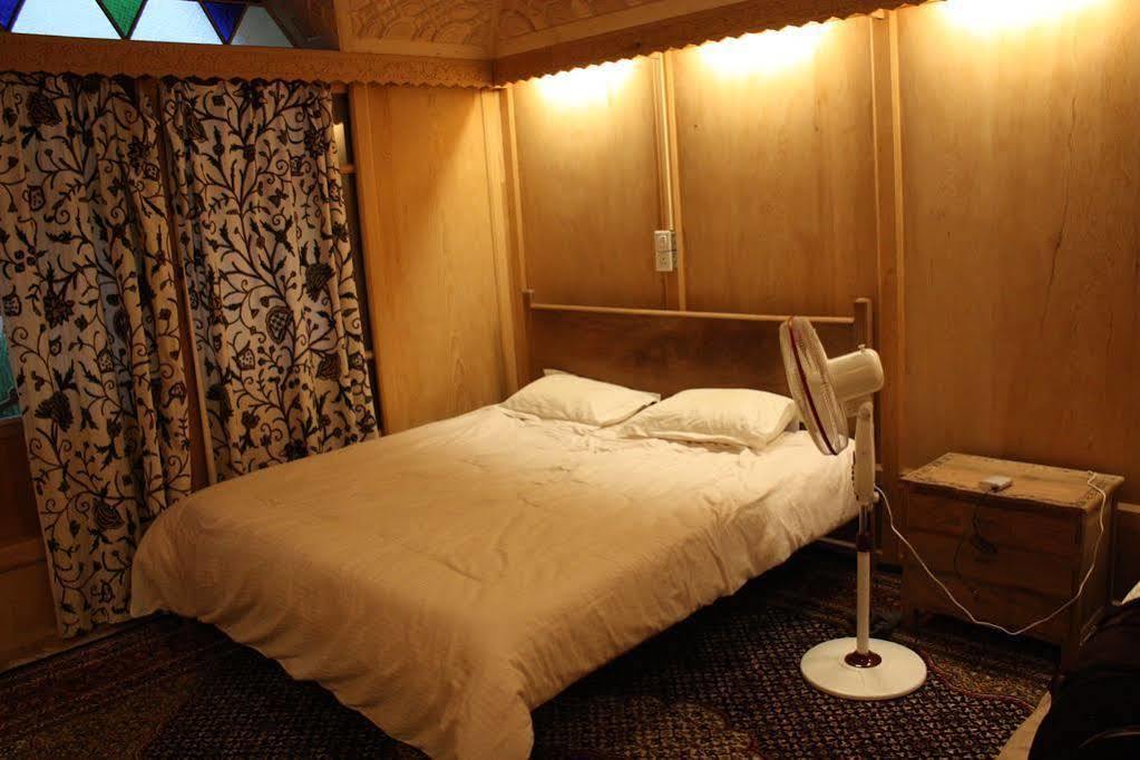 Khilona Luxury Heritage Houseboats Srīnagar Esterno foto